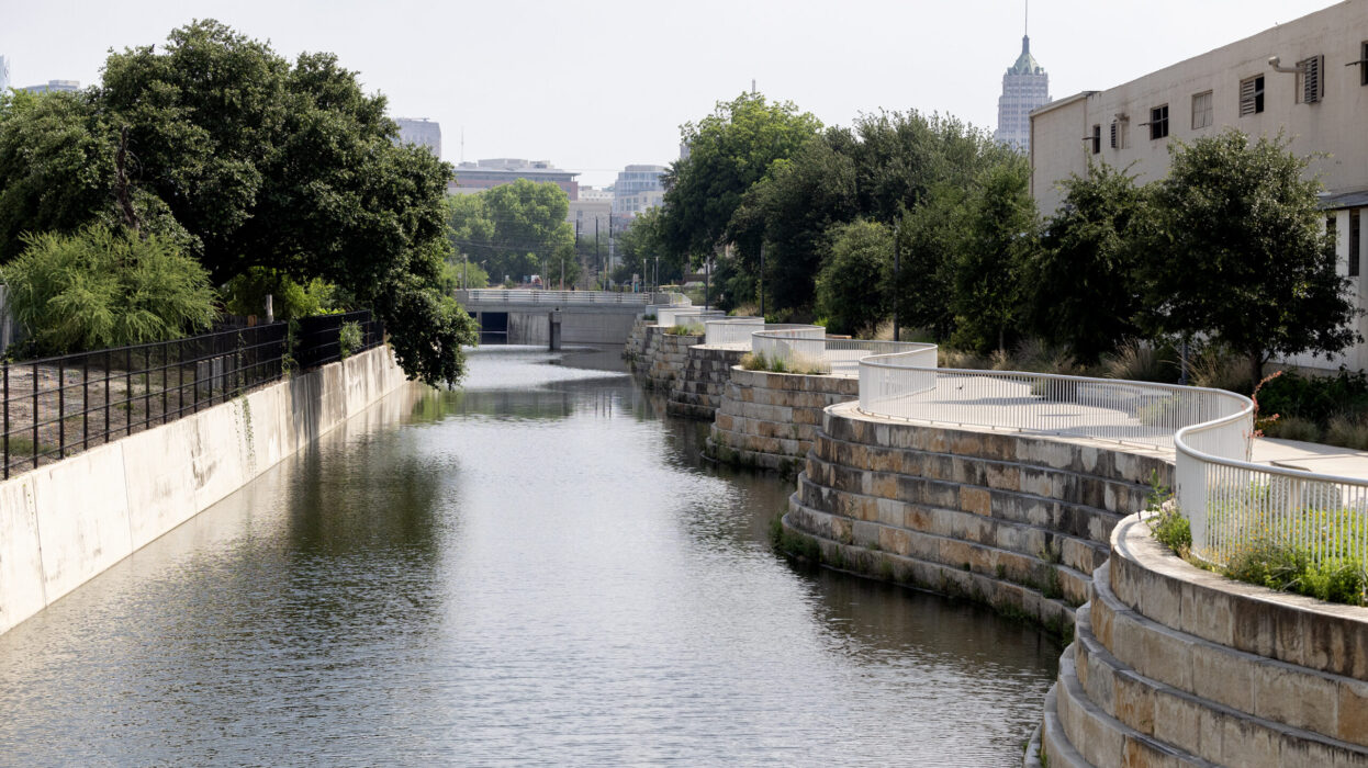 (A0028)ペドロ(PEDRO MUNOZ)「街並」 Why San Antonio's New San Pedro Creek Culture Park Is a Vital